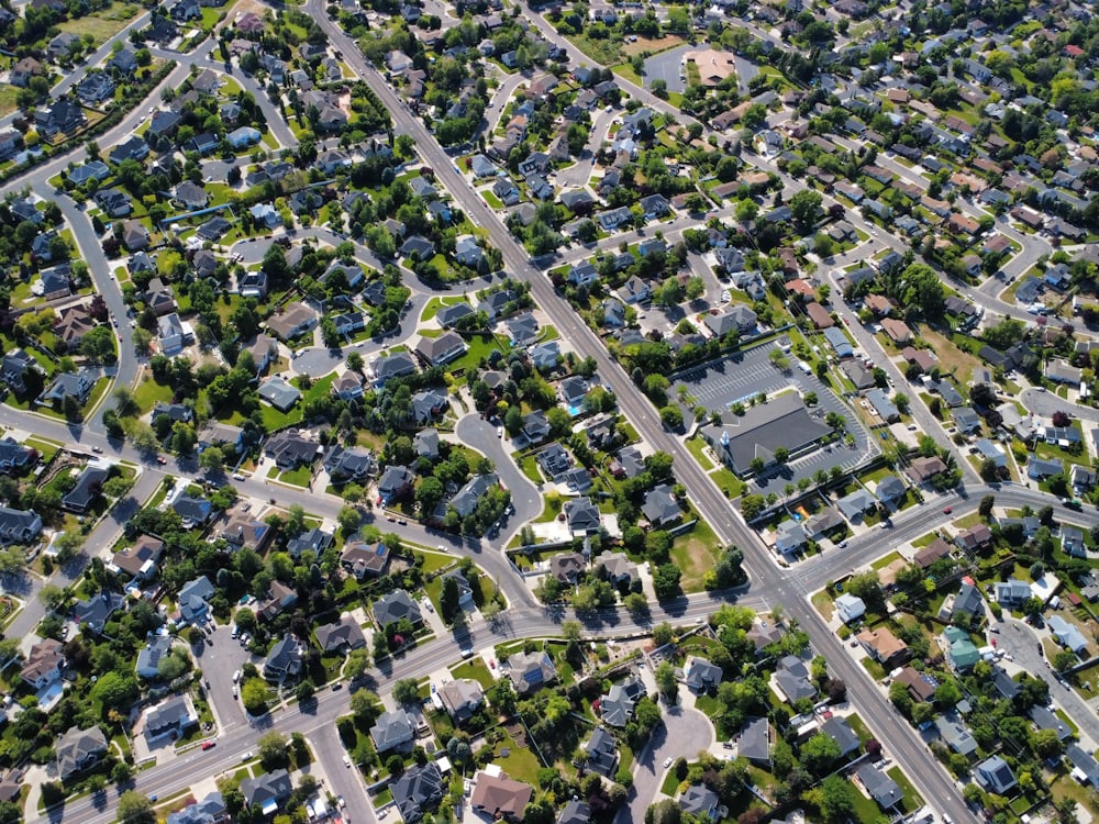 Imagem aérea ilustrativa de um bairro residencial arborizado